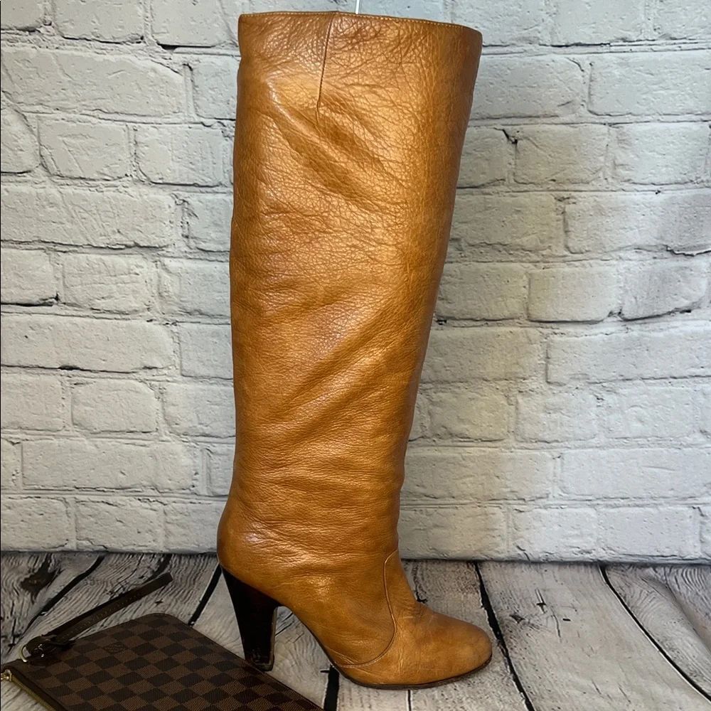 * Elegant Brown Leather Heeled Boots